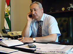 Президент Абхазии Сергей Багапш поздравил по телефону президента Южной Осетии Эдуарада Кокойты с празднованием второй годовщины признания.